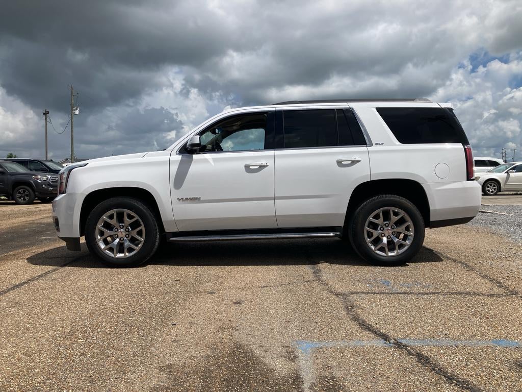 2020 GMC Yukon SLT in Summit White — front three-quarter view